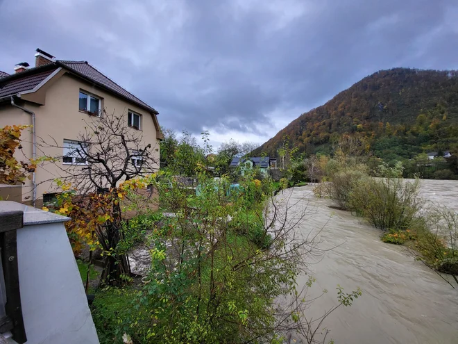 Zaradi naraščanja pretoka Drave so se v Dravogradu in Vuzenici oglasile sirene, ki opozarjajo na nevarnost. FOTO: Urška Polanc/Večer za Delo