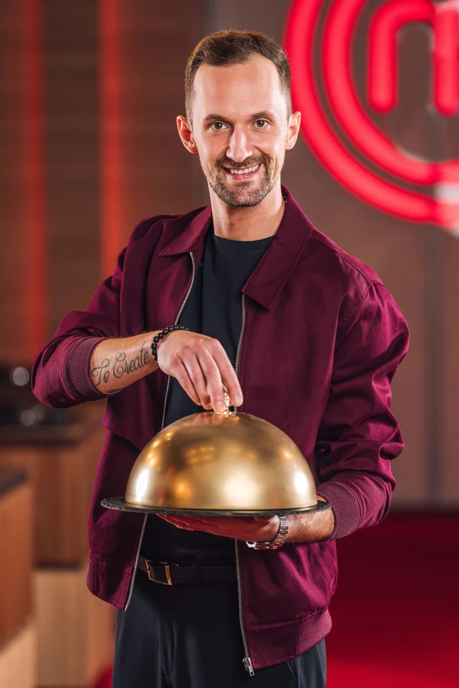 »Ko sem bil star 18 let, sem si zadal dva cilja, eden je bil, da pri 23 letih napišem knjigo, drugi pa, da pri 27 letih dobim prvo Michelinovo zvezdico,« pravi novi sodnik MasterChefa Mojmir Šiftar. Foto Pop TV