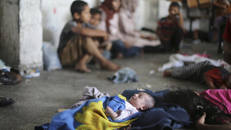 Fotografija: Po palestinskih podatkih je med načrtnim uničevanjem Gaze izraelska vojska v treh tednih ubila več kot 3000 otrok. FOTO: Ibraheem Abu Mustafa/Reuters