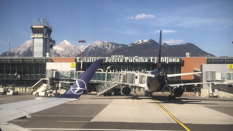 Fotografija: Zračni promet je na slovenskih letališčih za mednarodni zračni promet nizek in se v nasprotju z drugimi državami članicami ni vrnil na raven pred epidemijo, pravijo na ministrstvu za infrastrukturo. FOTO: Jure Eržen/Delo