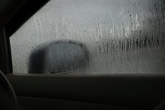 Preden sedemo za volan, obvezno očistimo stekla in ogledala. FOTO: Shutterstock