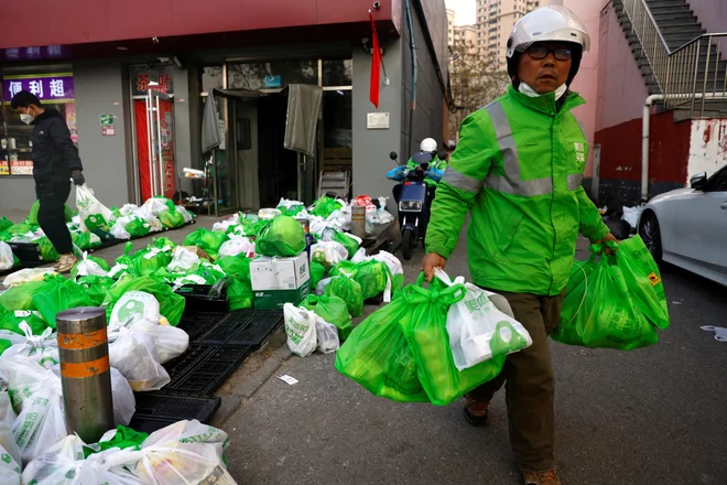 Verjetno se niste prav pogosto vprašali, kako je mogoče, da paket s Kitajske pride dostavljen na vaš naslov v Slovenijo za drobiž. V tem je čar logistike. FOTO: Tingshu Wang/Reuters