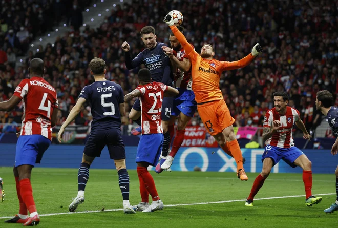 »Las Palmas je odlična ekipa, ki nam ni dopustila igrati,« je po porazu na Kanarskih otokih in koncu niza šestih ligaških zmag  povedal številka 1. madridskega Atletica Jan Oblak. FOTO: Susana Vera/Reuters