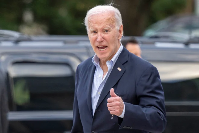 Ameriški predsednik Joe Biden po maši v obmorskem naselju Rehoboth Beach, kjer v svoji počitniški vili preživlja večino koncev tedna. FOTO: Ken Cedeno/Reuters