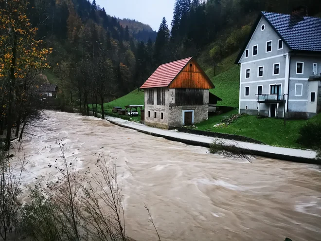 reka Kanomljica je dosegla visok vodostaj. FOTO: Boštjan Brelih