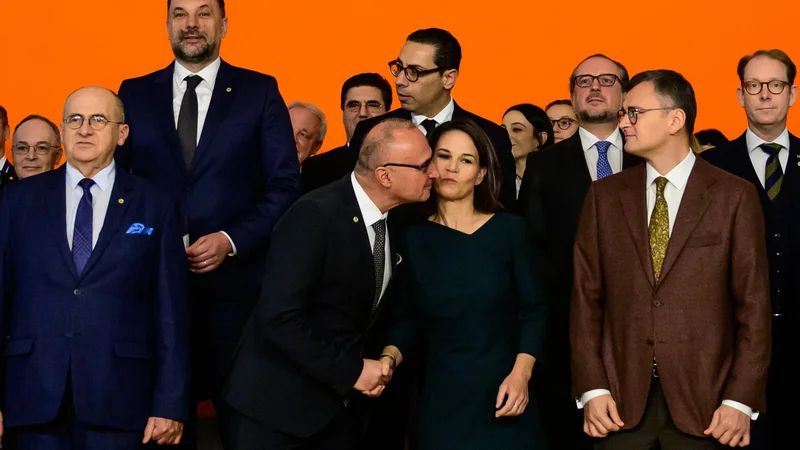 Fotografija: Nespretna sekunda, ki so jo ujeli fotografi. Hrvaški minister Gordan Grlić Radman je ob pozdravu nespretno poskušal poljubiti nemško zunanjo ministrico Annaleno Baerbock. FOTO: John Macdougall Afp