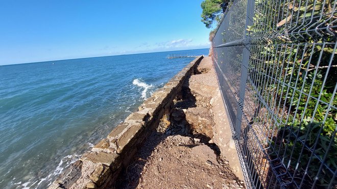 V Strunjanu je odtrgalo glavni pomol na Krkini plaži, pod Tartinijevo vilo je uničena pot. Foto Milka Bizovičar