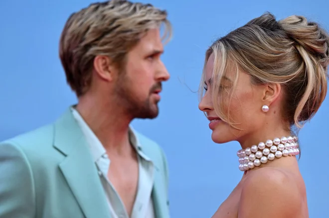 Tudi letošnja noč čarovnic je minila v znamenju stavke. Sindikat je namreč stavkajoče igralce pozval, naj se ne našemijo v superjunake in like iz serij in filmov (denimo Barbie in Kena), ki bi tako ali drugače promovirali vsebino studiev.
FOTO: Justin Tallis/AFP