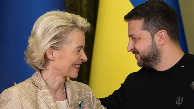Fotografija: Predsednica evropske komisije Ursula von der Leyen je konec tedna Ukrajino od začetka velike ruske invazije obiskala že šestič. FOTO: Thomas Peter/Reuters