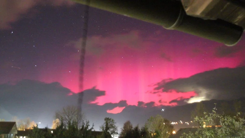 Fotografija: Severni sij je nad Kamnikom fotografiral bralec Tone Špenko. FOTO: Tone Špenko