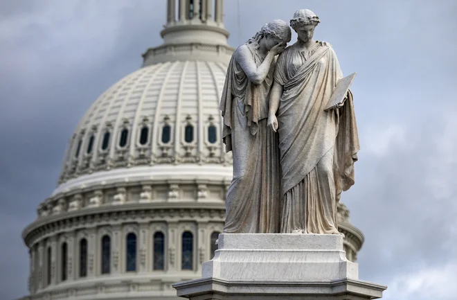 Spomenik miru na washingtonskem Kapitolskem griču združuje žalovanje in zgodovino. Foto Evelyn Hockstein/Reuters
