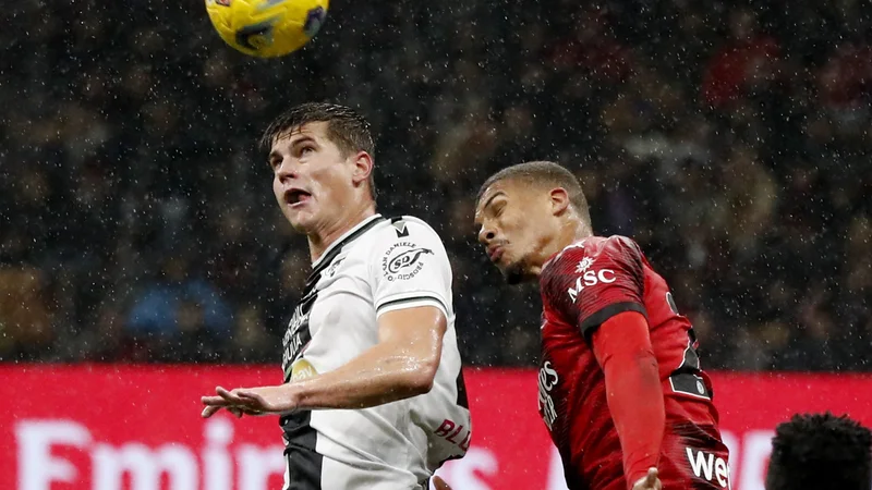 Fotografija: Jaka Bijol (takole je bil ob njem neuspešen Milanov adut Malick Thiaw) je dobil večino zračnih dvobojev na tekmi v Milanu. FOTO: Alessandro Garofalo/Reuters