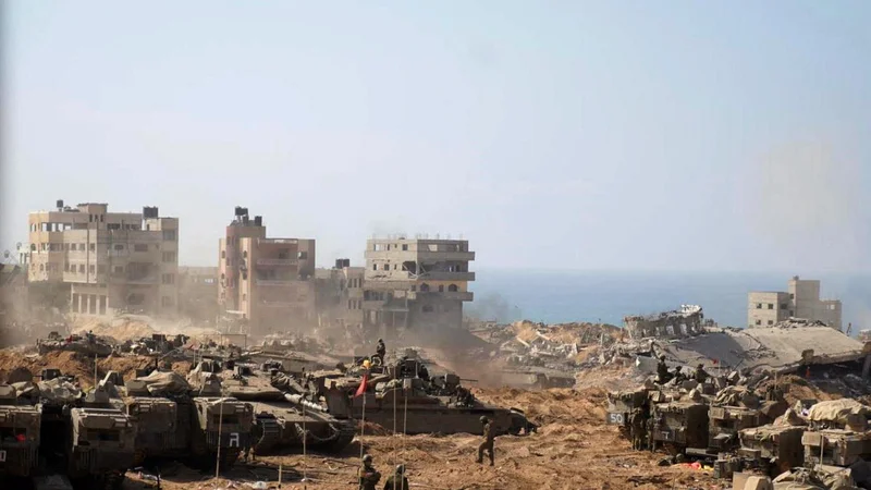 Fotografija: Izraelska vojska v porušeni Gazi. FOTO: AFP/Israeli Army