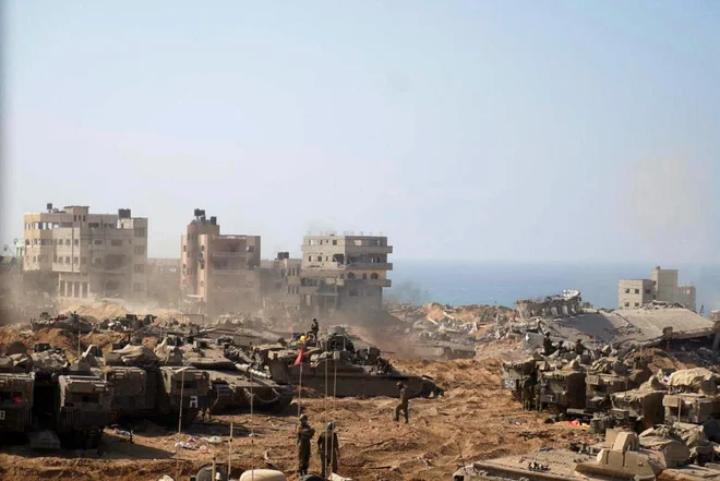 Izraelska vojska v porušeni Gazi. FOTO: AFP/Israeli Army