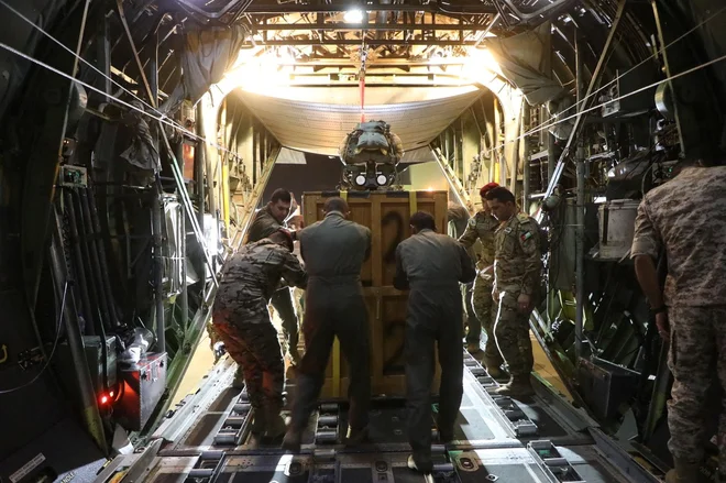 Vir iz jordanskih oboroženih sil je pojasnil, da so pomoč v Gazo spustili s padali. FOTO: Jordan Armed Forces/Reuters