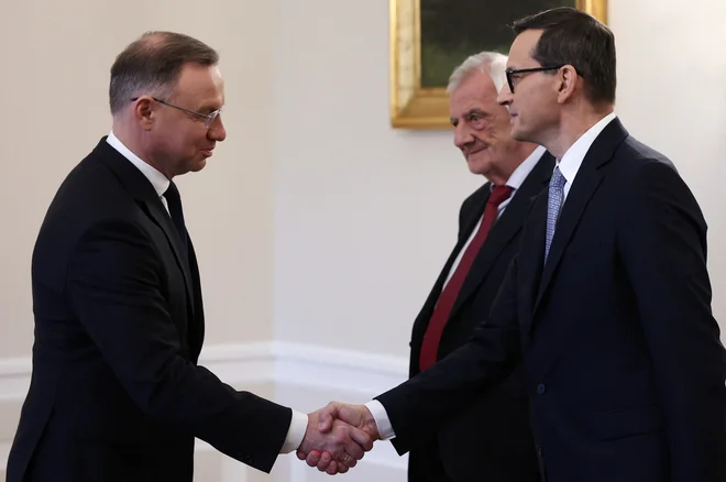 Poljski predsednik Andrzej Duda, premier Mateusz Morawiecki in tiskovni predstavnik poljskega parlamenta Ryszard Terlecki. FOTO: Kacper Pempel/Reuters