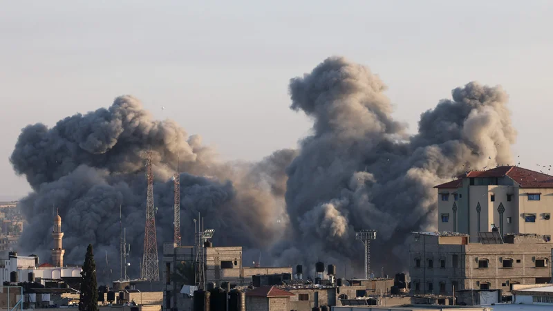 Fotografija: Dim se dviga zaradi izraelskega napada na Rafah na jugu Gaze. FOTO: Said Khatib/AFP