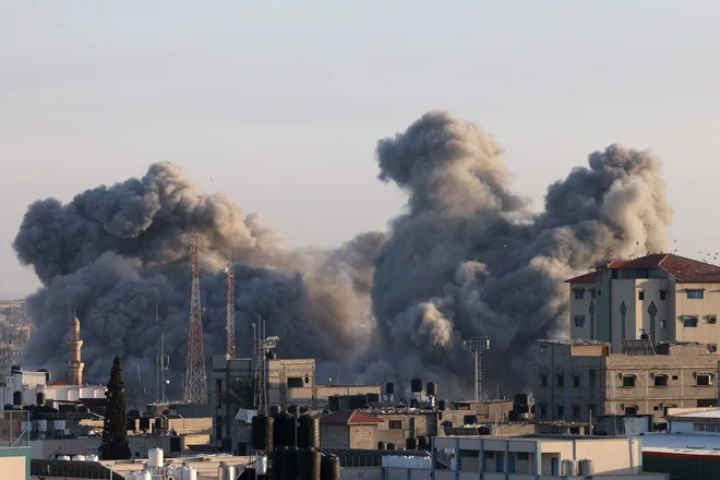 Dim se dviga zaradi izraelskega napada na Rafah na jugu Gaze. FOTO: Said Khatib/AFP