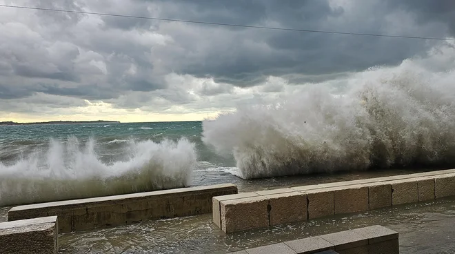 Pred hotelom Piran je bilo 31. oktobra še zabavno, tri dni kasneje pa je morje že segalo v recepcijo, od koder smo fotografirali. Fotografiji Boris Šuligoj