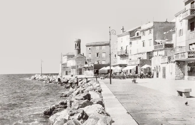 Punta po letu 1960 in prvi gostinski lokali. Tu je jasno, da skalomet ni mogel biti kos lebičadam. Po razdejanju leta 1968 so ga krepko zvišali. Fotografiji arhiv Mitje Guština