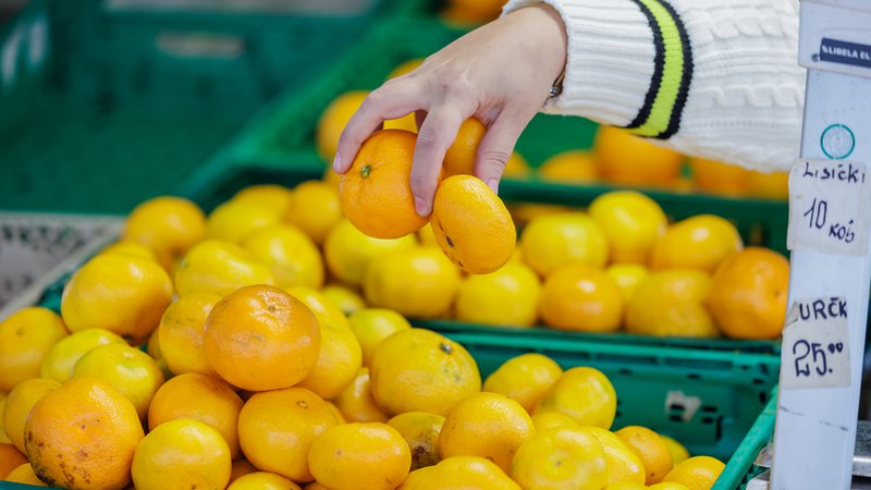 Fotografija: Znova so odpoklicane hrvaške mandarine. Fotografija je simbolična. FOTO: Črt Piksi/Delo