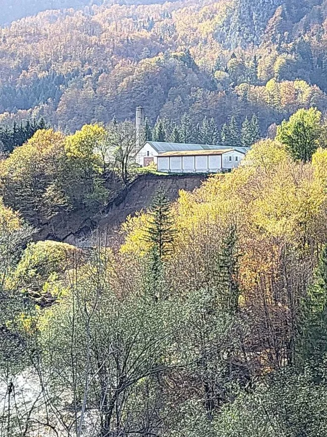 Plaz je delno zasul tudi strugo Save Bohinjke. FOTO: Občina Bled