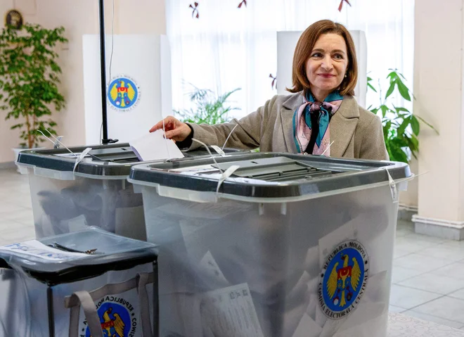 Moldavska predsednica Maia Sandu med glasovanjem na enem od volišč v glavnem mestu Kišinjov. FOTO: Elena Covalenco/Afp