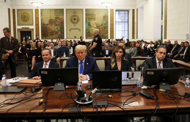  Trump s svojimi odvetniki. Foto Brendan Mcdermid/Reuters