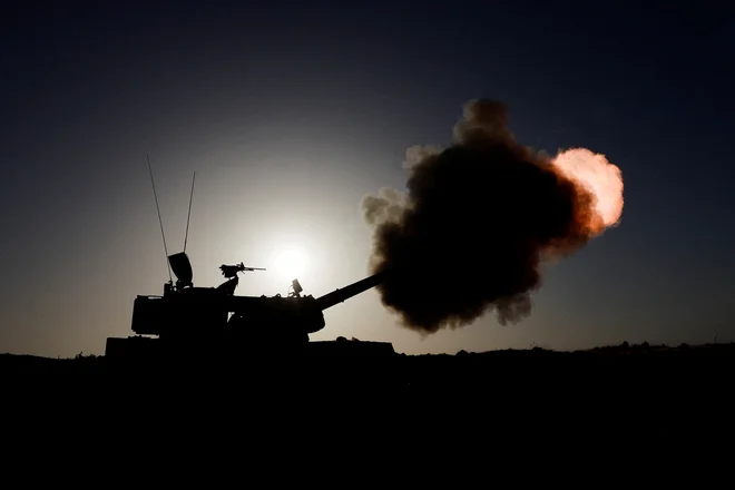 Streljanje se ne ustavi. FOTO: Amir Cohen/Reuters