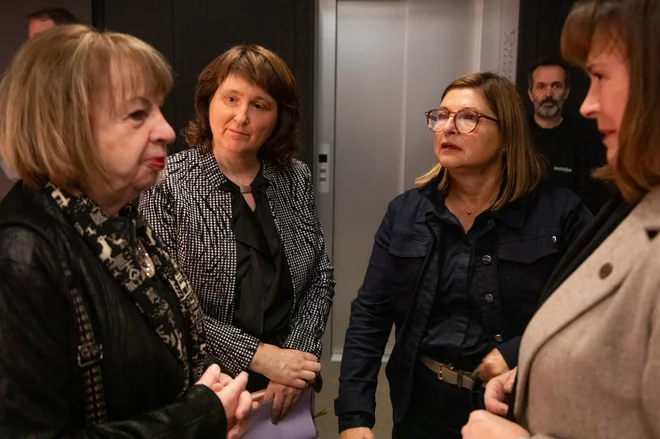 Ob deseti obletnici nagrade Mira je lavreatka Jerneja Jezernik (druga z leve), raziskovalka in ohranjevalka dediščine Alme M. Karlin, ob njej Dušanka Zabukovec, Mirana Likar Bajželj in Tanja Tuma. FOTO: Voranc Vogel