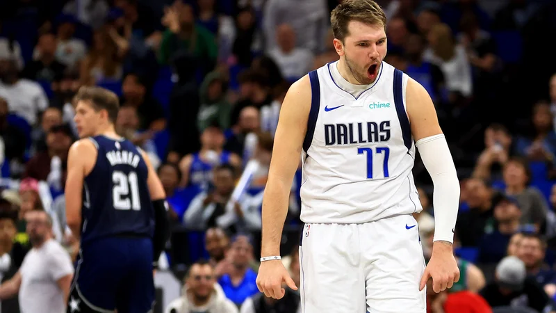Fotografija: Dallas so pred sezono analitiki uvrščali na mesta, ki ne peljejo v končnico, a znajo biti s tako razpoloženim Dončićem vendarle v igri za visoka mesta (vsaj) v rednem delu. FOTO: Mike Ehrmann/AFP