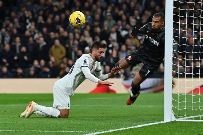 Rodrigo Bentancour je imel izjemno priložnost, da bi kljub dvema igralcema manj Tottenham vrnil v igro, a je žogo iz neposredne bližine z glavo nekako poslal prek vrat. FOTO: Glyn Kirk/AFP