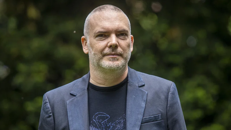 Fotografija: Sebastijan Pregelj s svojim novim romanom Beli konjiček v epskem zamahu zajema pred-, med- in povojni čas. FOTO: Voranc Vogel