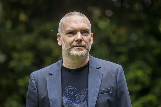 Sebastijan Pregelj s svojim novim romanom Beli konjiček v epskem zamahu zajema pred-, med- in povojni čas. FOTO: Voranc Vogel