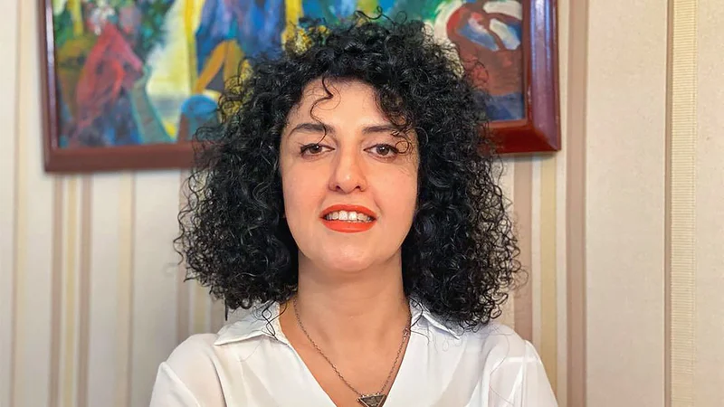 Fotografija: Organizacija, ki vodi kampanjo za osvoboditev Narges Mohamadi, je sporočila, da njen odvetnik že tedne zahteva njeno premestitev v specializirano bolnišnico za srce in pljuča zunaj zapora, kar pa so zaporniške oblasti zavrnile. FOTO: AFP