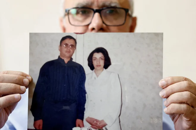Njen soprog Tagi Rahmani, tudi sam nekdanji politični zapornik, ki skupaj z njunima dvema, napol odraslima otrokoma živi v izgnanstvu v Parizu, je za Reuters poudaril, da bo nagrada samo še opogumila njegovo ženo v njenem boju, hkrati pa tako kot mnogi drugi opozoril na njen širši pomen za zatirano iransko družbo. FOTO: Christian Hartmann/Reuters