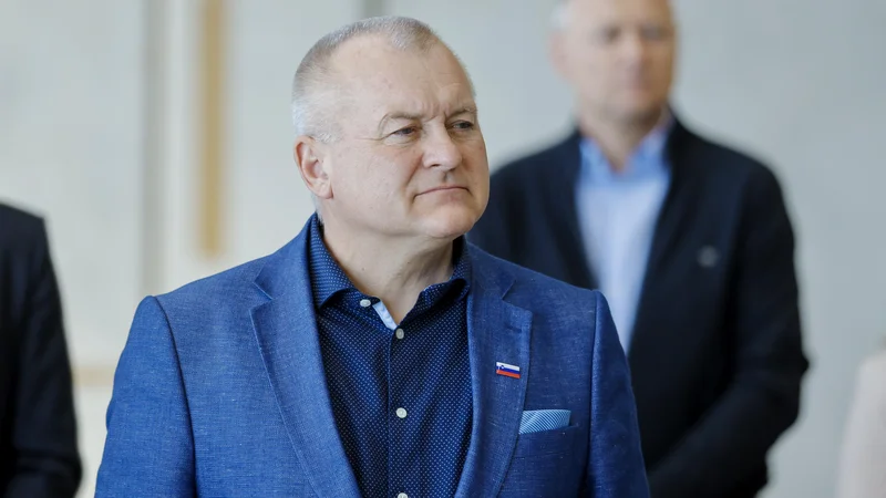 Fotografija: Franc Kangler aprila lani ob predaji novega policijskega helikopterja. FOTO: Jože Suhadolnik/Delo