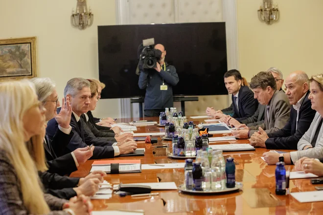 Predsednik vlade Robert Golob je dejal, da je bil cilj današnjega srečanja parlamentarnih strank iskanje rešitev, saj gre za pomembne posege v obstoječo zakonodajo. FOTO: Črt Piksi