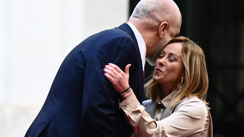Fotografija: Italijanska premierka Giorgia Meloni je včeraj v Rimu sprejela albanskega predsednika vlada Edija Ramo. FOTO: Tiziana Fabi/AFP