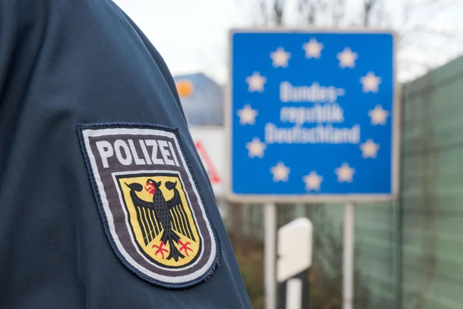 V Sloveniji medtem že poteka postopek proti osebam, ki naj bi naročile prevoz avtodoma v Nemčijo. FOTO: Avstrijska policija