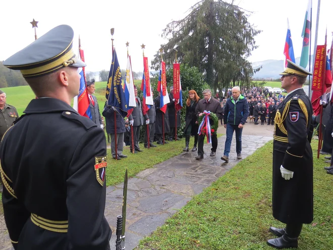 Venec k spomeniku Francu Rozmanu Stanetu je v imenu slovenske borčevske organizacije položil njihovo predsednik Marijan Križman. FOTO: Bojan Rajšek/Delo