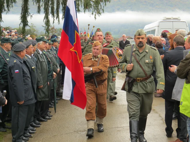 Slovesnosti na Lokvah so se udeležili tudi pripadniki spominske partizanske enote Franc Rozman Stane. FOTO: Bojan Rajšek/Delo