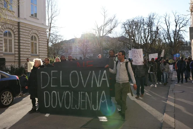 V gospodarstvu opozarjajo, da jim manjka delavcev. FOTO: Črt Piksi/Delo