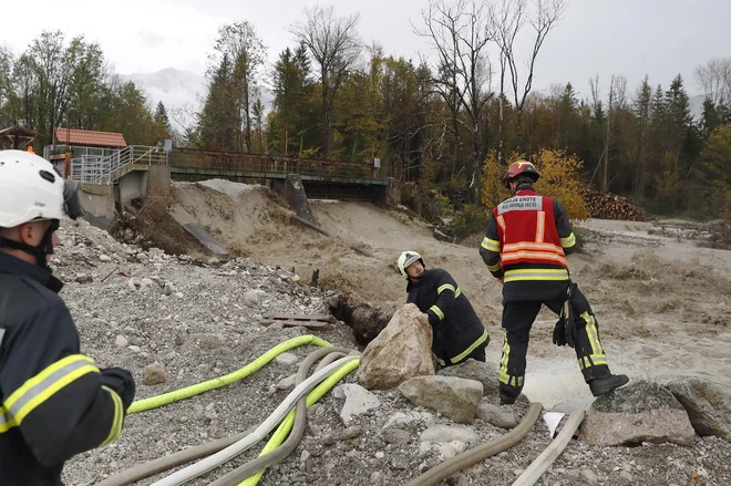 Občine že nekaj časa opozarjajo, da bi morali pristojnosti urejanja vodotokov prenesti na lokalne skupnosti, saj bi bilo precej bolj učinkovito. FOTO: Leon Vidic/Delo