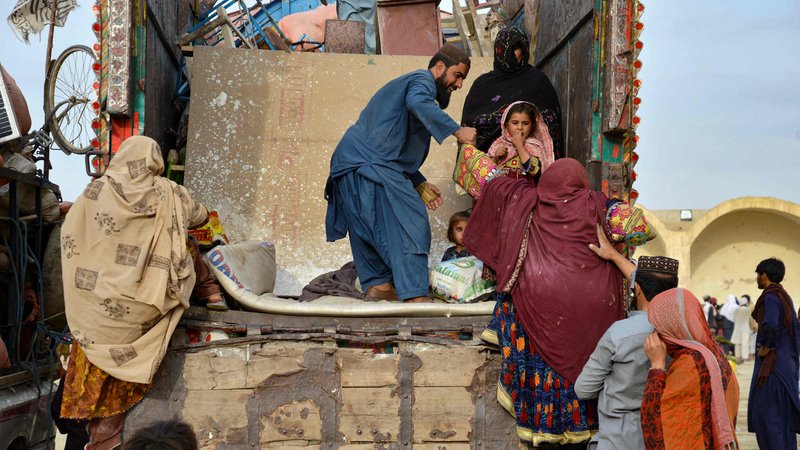 Fotografija: Na vprašanje, zakaj Pakistan vztraja pri pregonu afganistanskih beguncev, po vsej verjetnosti obstaja več odgovorov. Toda dejstvo je, da so odnosi med sosednjima državama čedalje slabši. FOTO: Sanaullah Seiam/AFP