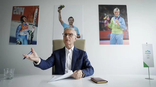 Predsednik OKS Franjo Bobinac pred fotografijami slovenskih športnih legend. FOTO: Jože Suhadolnik/Delo