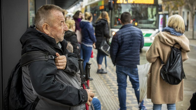 Fotografija: Starejši imajo brezplačne vozovnice za javni promet in v konicah povzročijo gnečo, meni minister Bojan Kumer. Foto Voranc Vogel