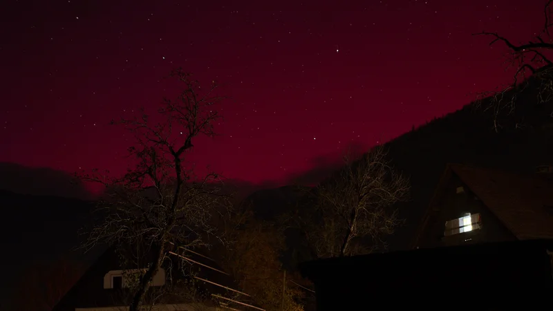 Fotografija: Nedeljski severni sij iz Stare Fužine v Bohinju v smeri proti Triglavu FOTO: Tomaž Zwitter

 