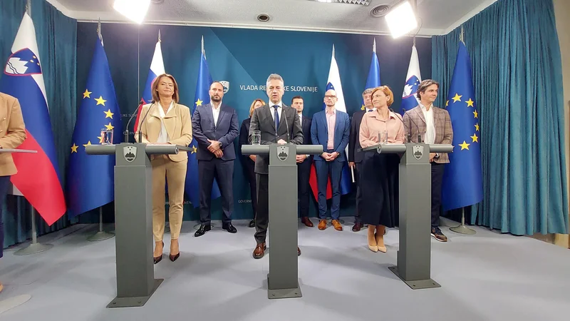 Fotografija: Tanja Fajon, Robert Golob in Asta Vrečko so zatrdili, da je koalicija trdna in enotna. FOTO: Blaž Samec/Delo