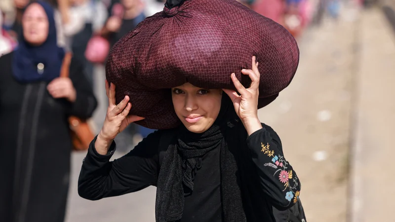 Fotografija: Palestinska begunka zapušča Gazo. FOTO: Mohammed Abed/AFP